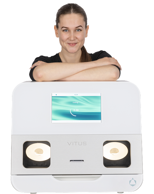 Frau lehnt auf dem VITUS-Gerät